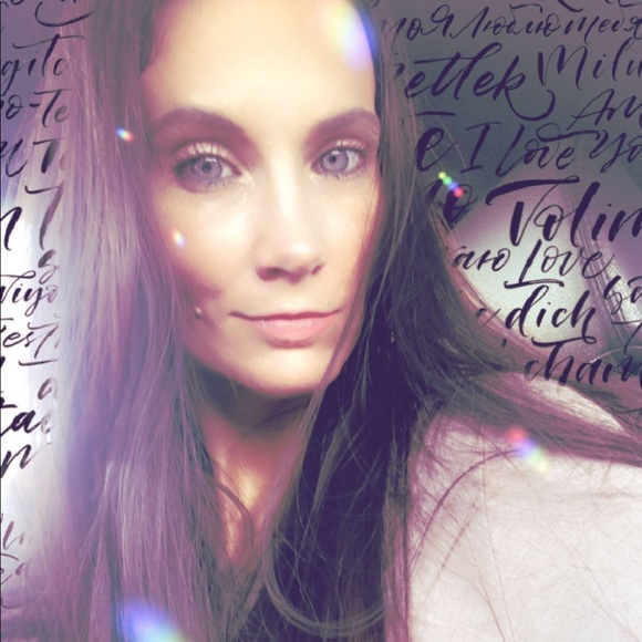 Meet your Posher, Courtney - Picture 1 of 1